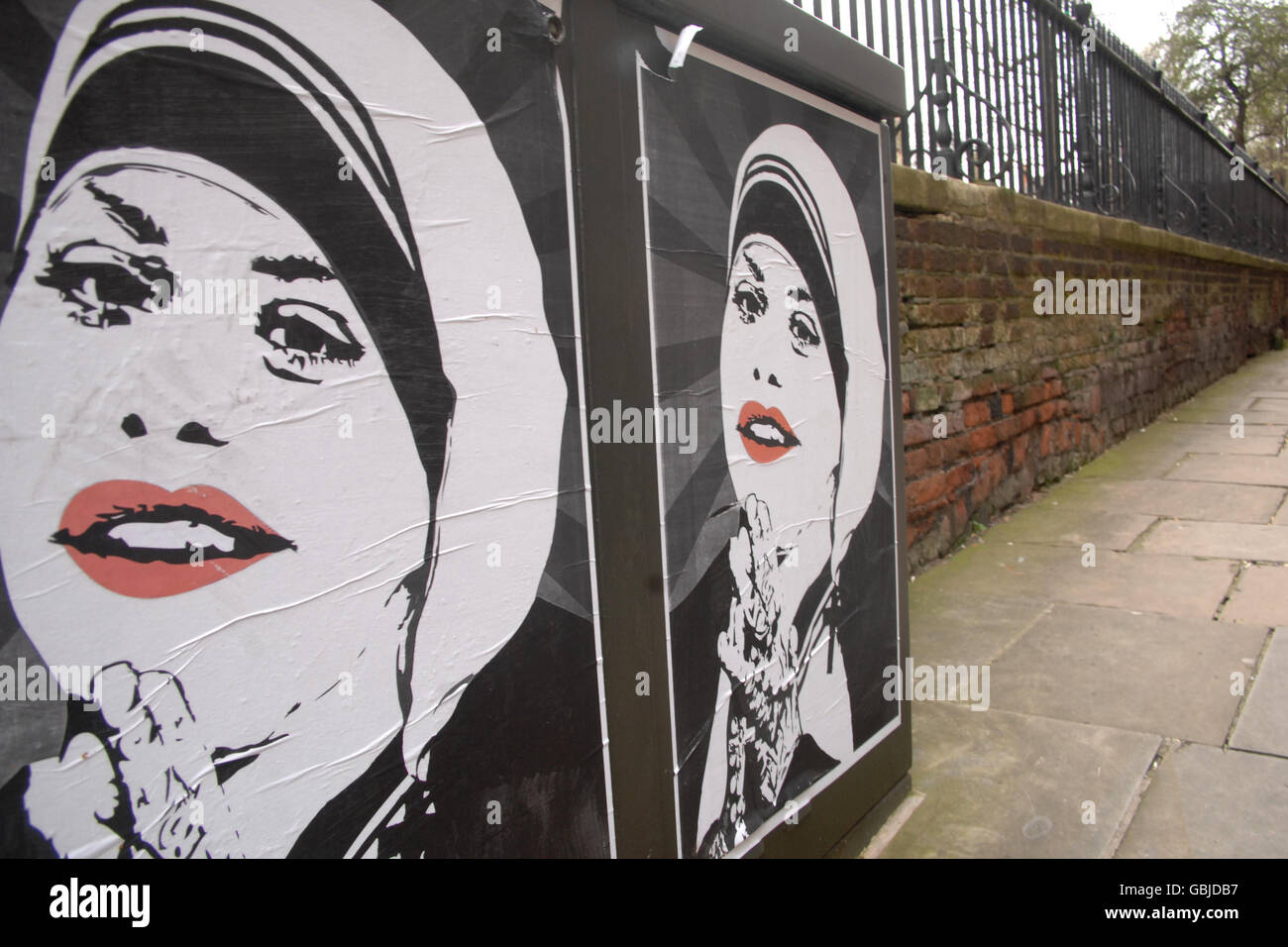 Die Darstellung eines Graffiti-Künstlers von Jade Goody als Mutter Teresa vor der St. Mary's Church in Nottingham Stockfoto