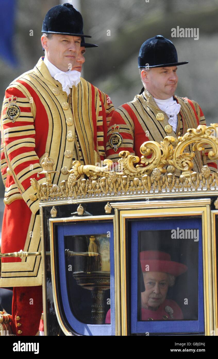 Die britische Königin Elizabeth blickt auf ihren Wagen, als sie nach der feierlichen Begrüßung von Mexikos Präsident, Herrn Roosevelt, am Horseguards im Zentrum von London abreist. Stockfoto