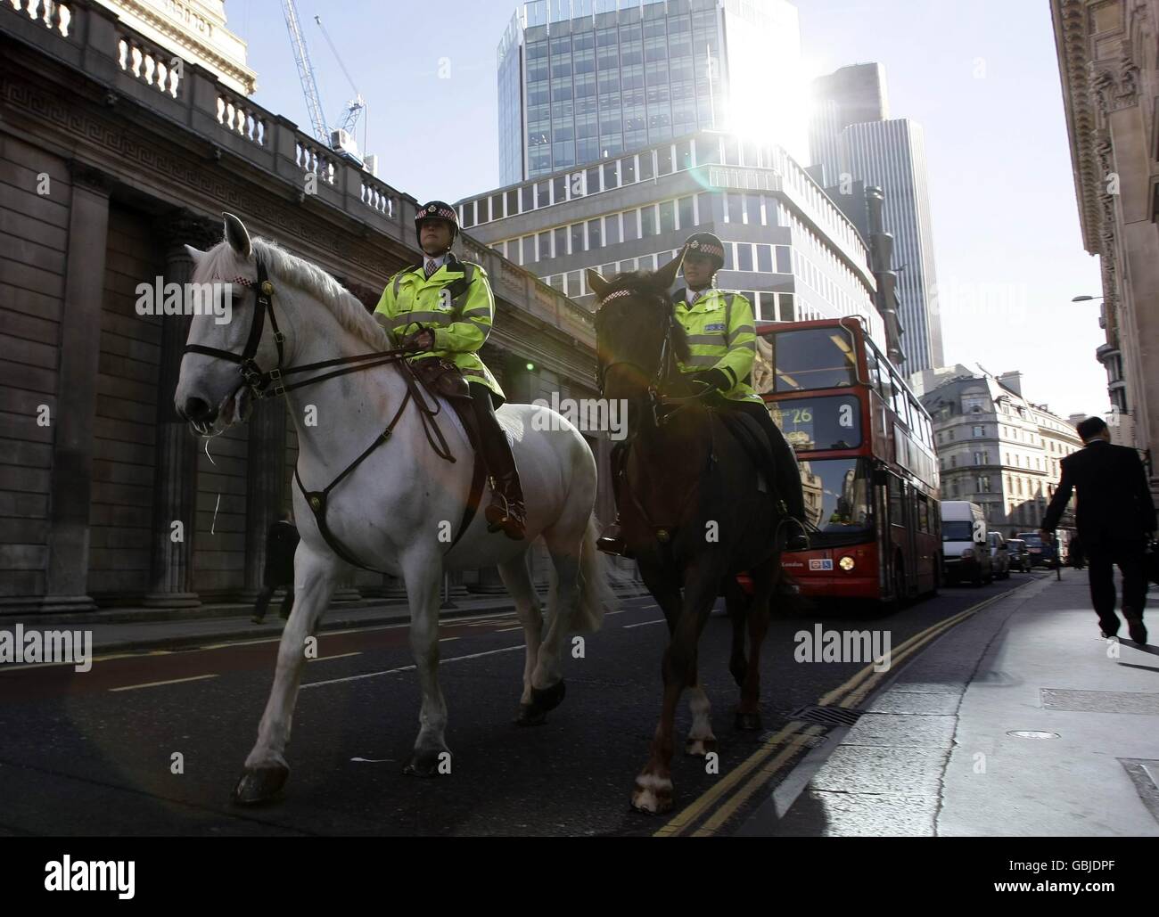 Zwei berittene City of London Polizeibeamte fahren vor der Bank of England im Zentrum Londons. Stockfoto