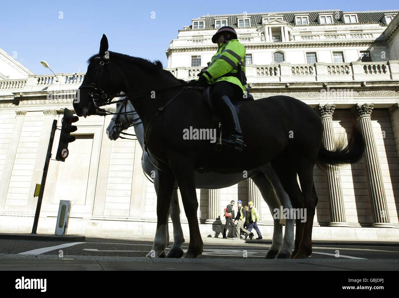 Zwei berittene City of London Polizeibeamte fahren vor der Bank of England im Zentrum Londons. Stockfoto