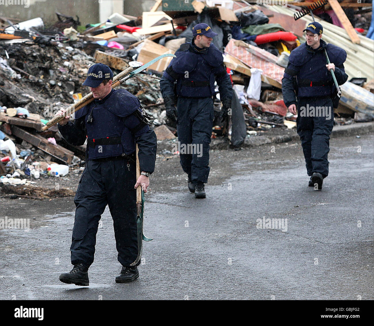 Gardai nach der Festnahme von Geräten bei der Suche nach dem Oldcastle Travellers Stouting Site in Clondalkin, Dublin, nachdem dort am frühen Nachmittag Gewalt aufflammte. Stockfoto