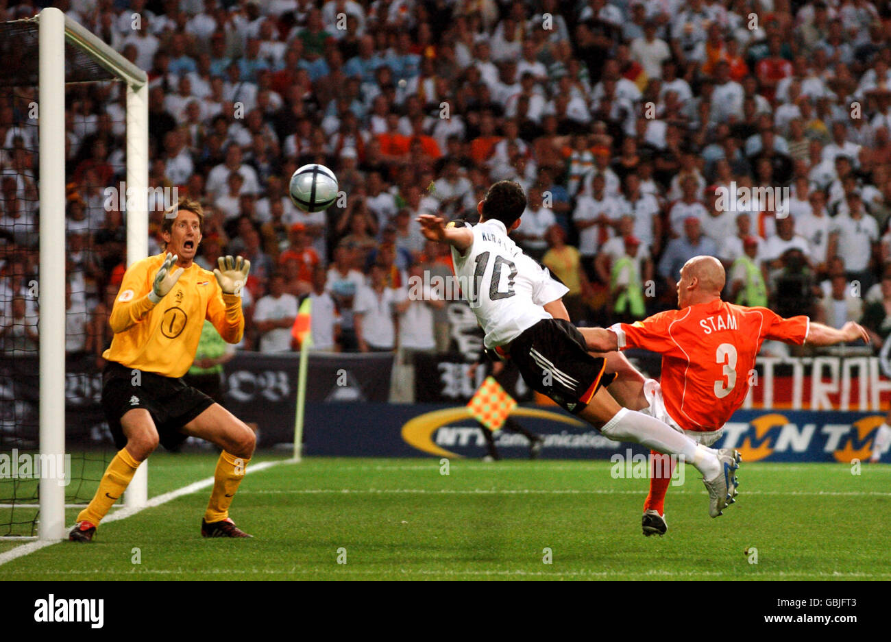 Fußball - UEFA-Europameisterschaft 2004 - Gruppe D - Deutschland gegen Holland. Der deutsche Kevin Kuranyi hat einen Torversuch unternommen Stockfoto