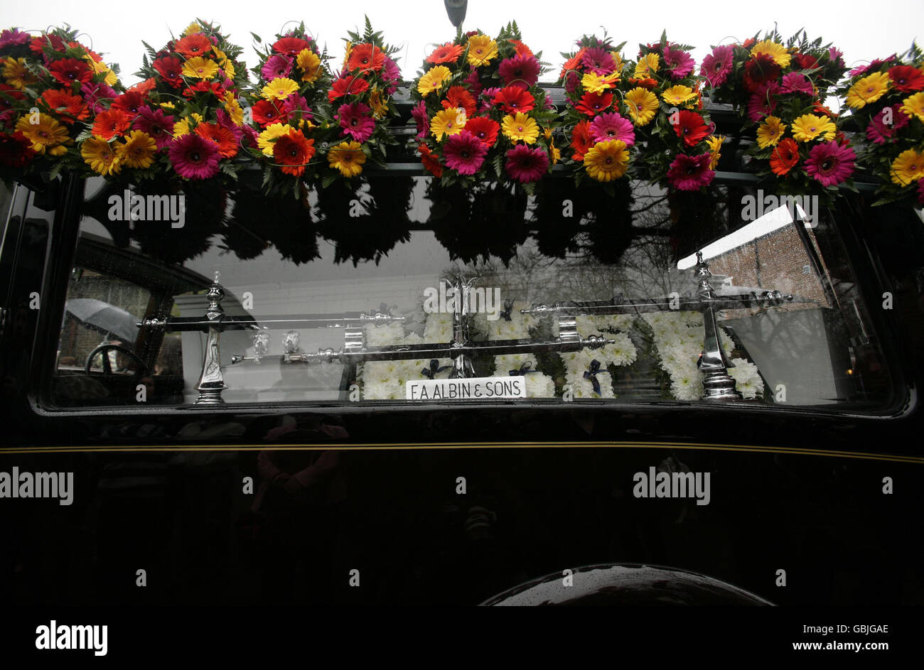 Blumen auf der alten Rolls-Rocye mit Jade Goodys Sarg, als die Trauerprozession beginnt, geht es durch Bermondsey im Südosten Londons zur St. John the Baptist Church in Essex, wo die Beerdigung stattfinden wird. Stockfoto