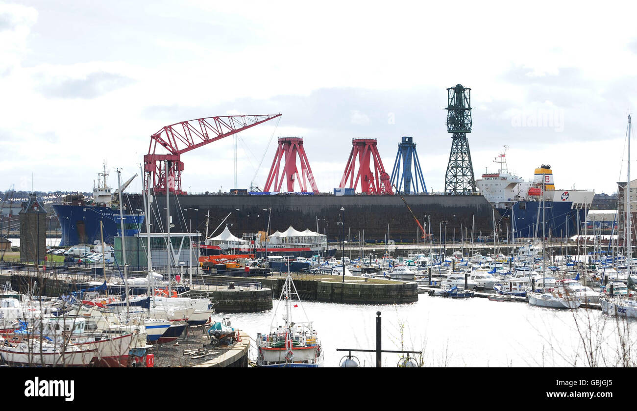 Die einst hoch aufragenden Kräne, die die Skyline der Swan Hunters Shipyard in Wallsend beherrschten, werden auf ein Schiff verladen, das bereit ist, zur Bharati Shipyard Limited (BSL) in Indien gebracht zu werden, die alle Werftmaschinen und -Ausrüstung der Swan Hunter Shipyard erworben hat. Stockfoto