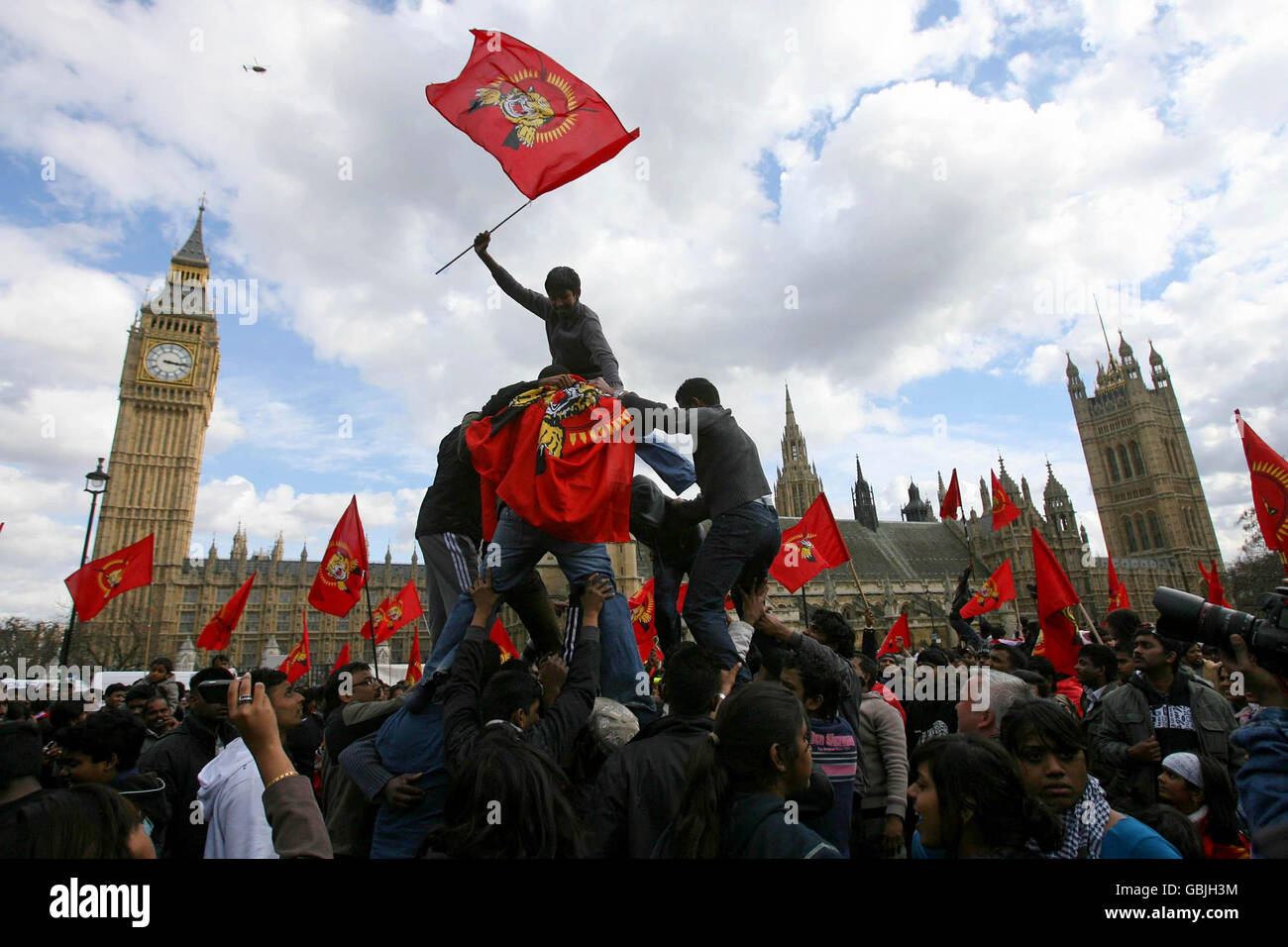 Tamilische Demonstranten protestieren in Westminster, London, und fordern einen sofortigen Waffenstillstand in Sri Lanka. Stockfoto