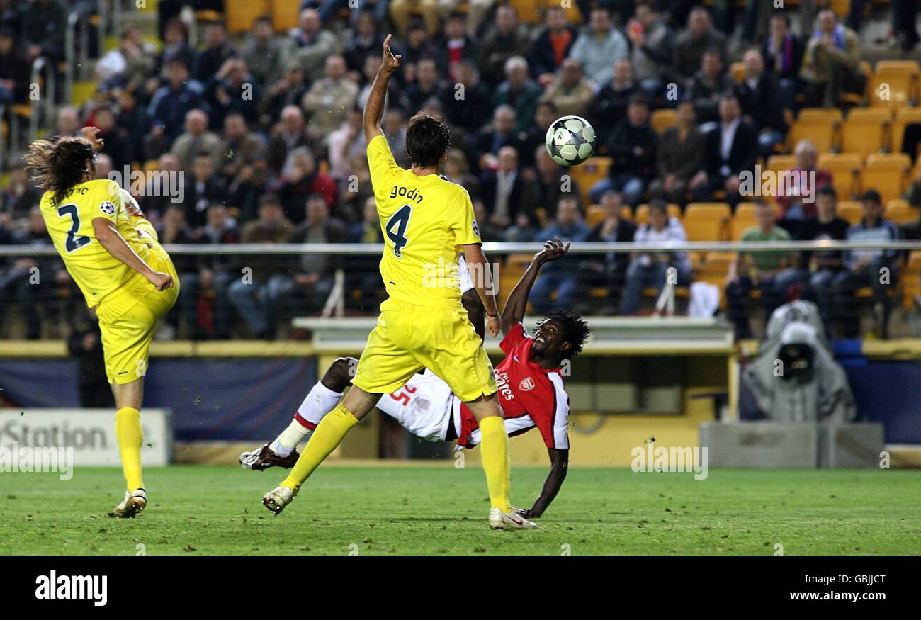 Emmanuel Adebayor von Arsenal schießt das erste Tor seiner Seite Spiel Stockfoto