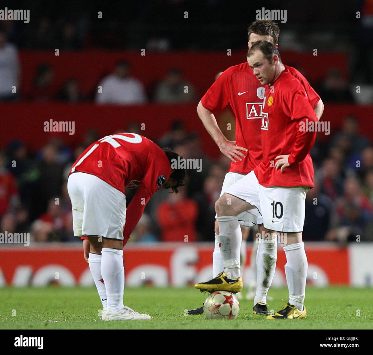 Carlos Tevez von Manchester United (links) und Wayne Rooney (rechts) stehen Niedergeschlagen, nachdem Mariano Gonzalez vom FC Porto einen Ausgleich erzielt hat Stockfoto