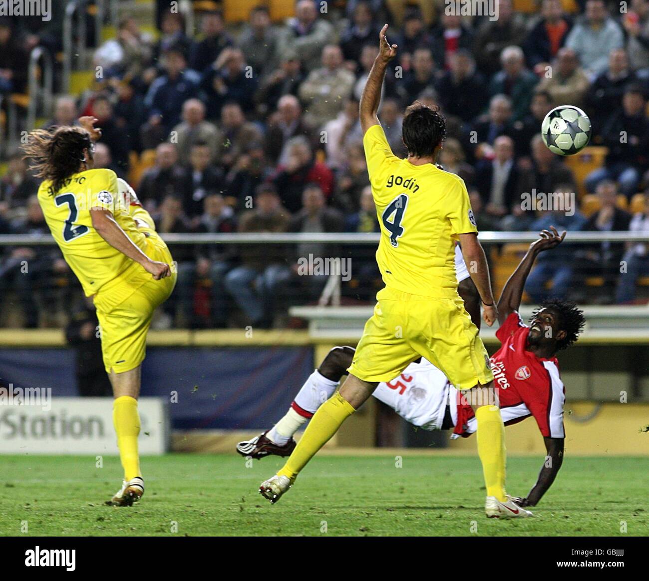 Fußball - UEFA Champions League - Viertelfinale - Erstes Teilstück - Villarreal gegen Arsenal - Estadio El Madrigal. Emmanuel Adebayor von Arsenal erzielt sein erstes Tor des Spiels Stockfoto
