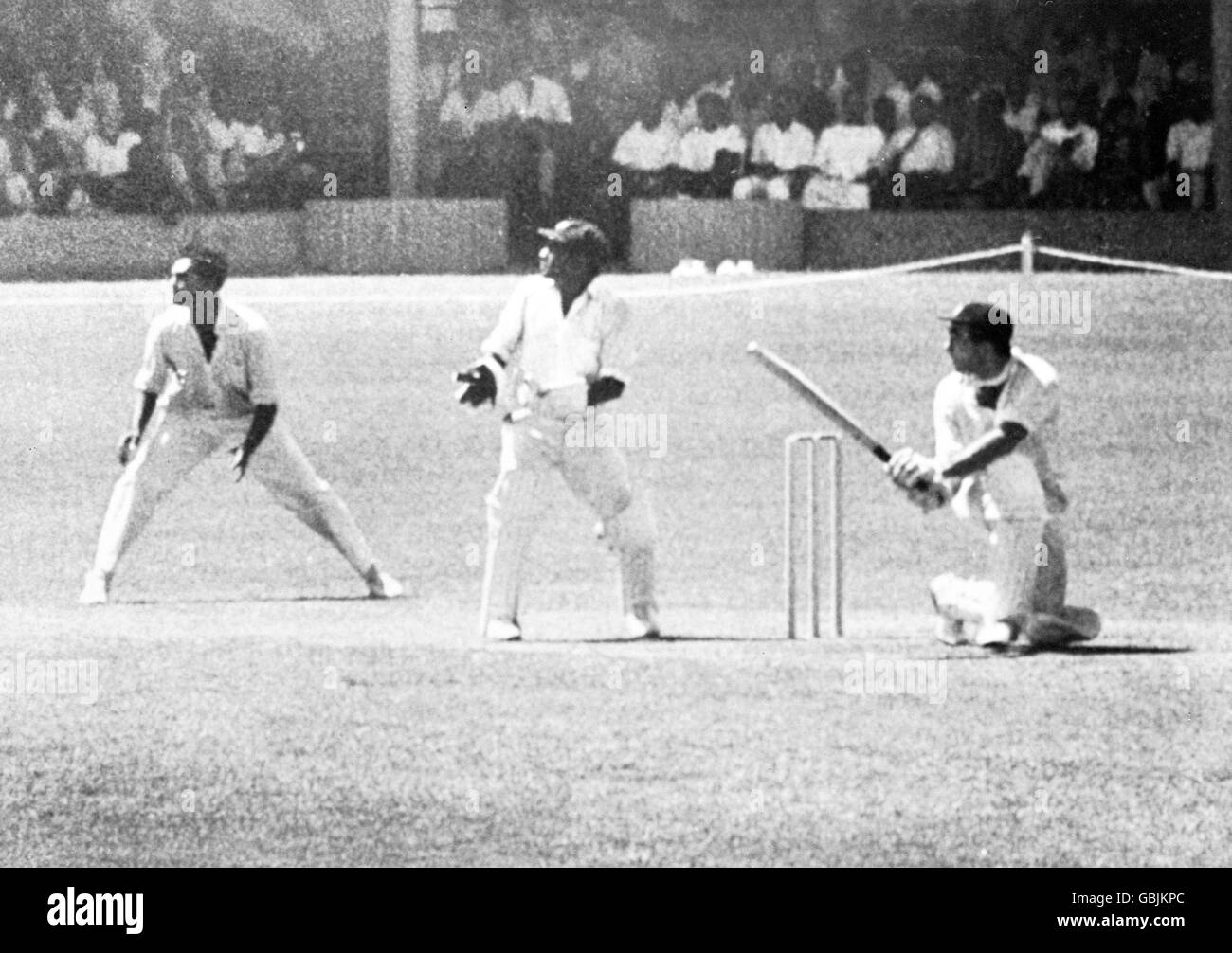 Cricket - Tour Match - Ceylon Cricket Board / Marylebone Cricket Club. John Edrich (r) von MCC fegt bis zur Grenze Stockfoto