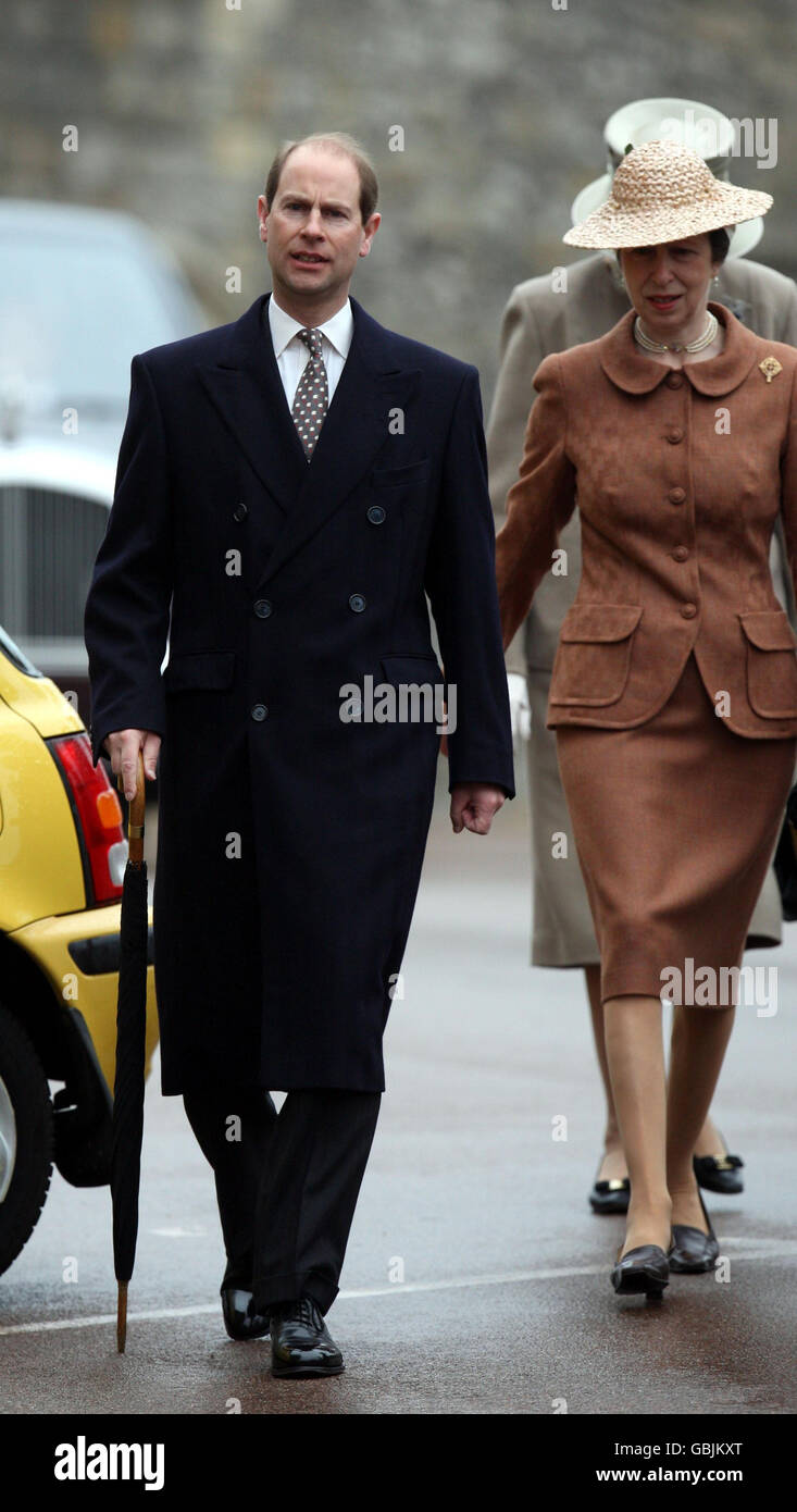 Der Earl of Wessex und die Prinzessin Royal vor dem Osterdienst Mattins in der St. George's Chapel auf dem Gelände von Windsor Castle, Berkshire. Stockfoto