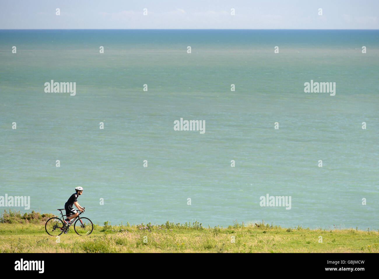 Mann auf einem Cyclocross Fahrrad Radfahren auf einer oberen Felsenweg in der South Downs National Park im Cuckmere Haven, in der Nähe von Eastbourne Stockfoto