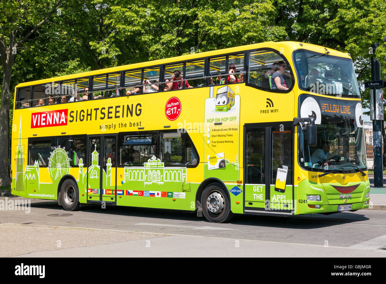 Touristen auf Hop on Hop off-Bus gelbe Linie Sightseeing Innenstadt von Wien, Österreich Stockfoto