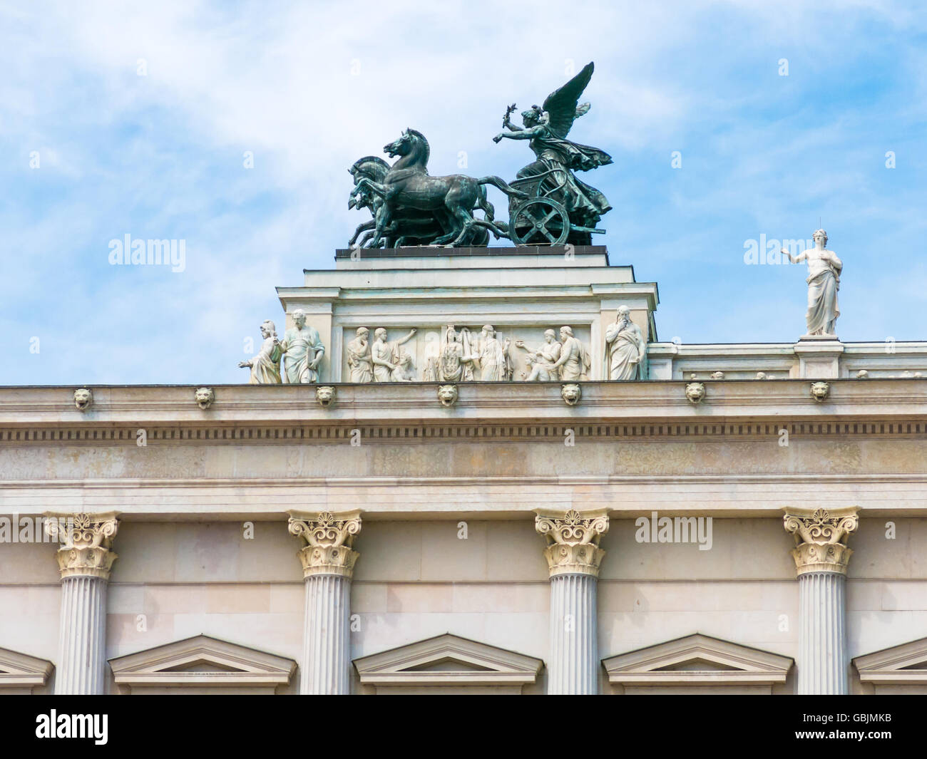 Spitze der vorderen Fassade des österreichischen Parlamentsgebäude mit bronzenen Quadriga, Ringstraße im Zentrum von Wien, Österreich Stockfoto
