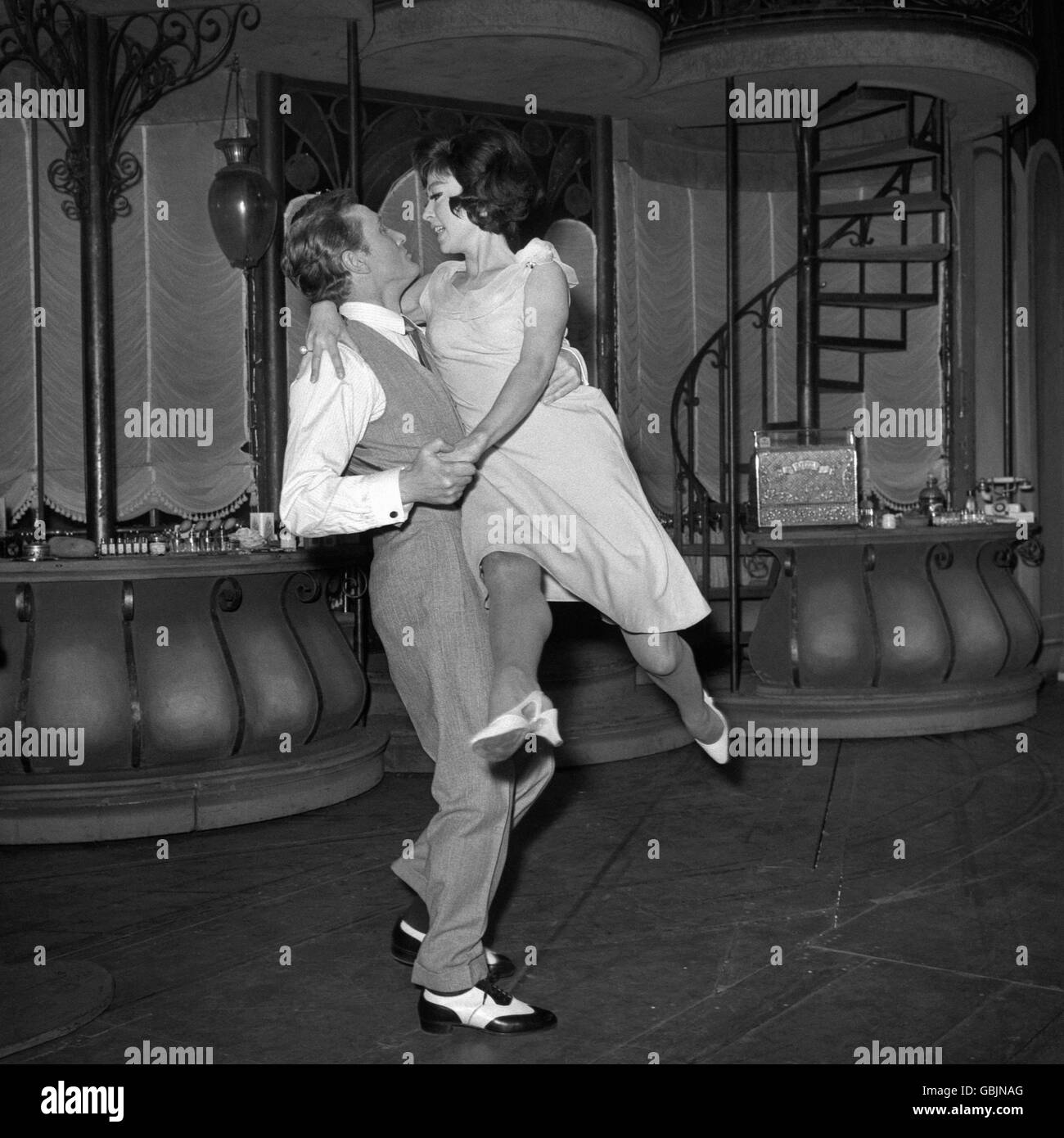 Rita Moreno wird von Gary Miller von den Füßen geschwemmt, als sie im Lyric Theatre einen Tango für eine Szene im Musical 'She Loves Me' Proben. Stockfoto