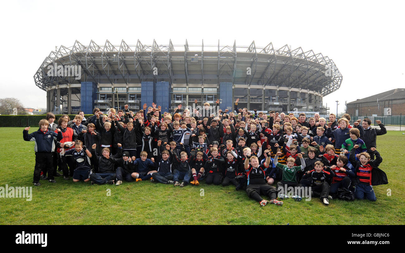 Edinburgh Rugby-Spieler posieren mit Kindern im Rugby-Camp der Scottish Rugby Union in Murrayfield, Edinburgh. Stockfoto