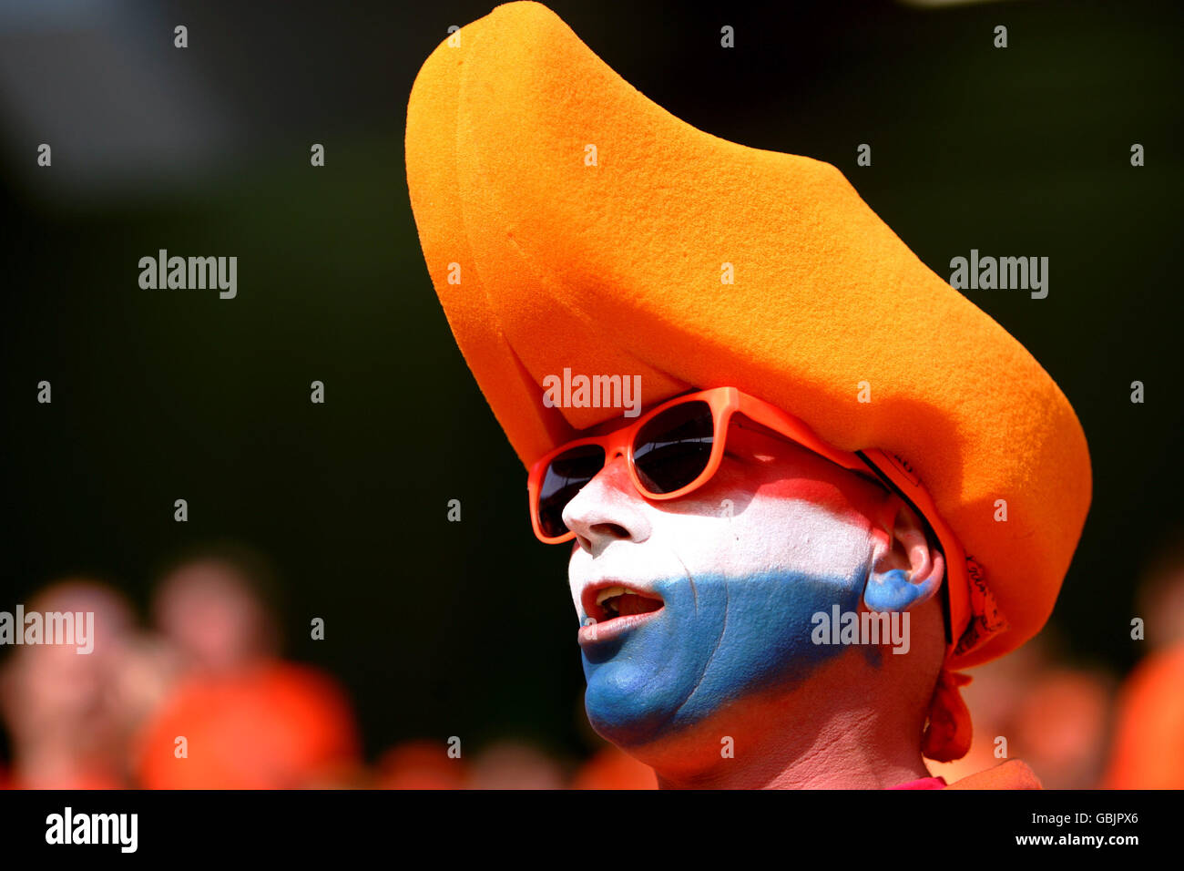 Fußball - UEFA-Europameisterschaft 2004 - Gruppe D - Holland / Tschechische Republik. Holland-Fans vor dem Start Stockfoto