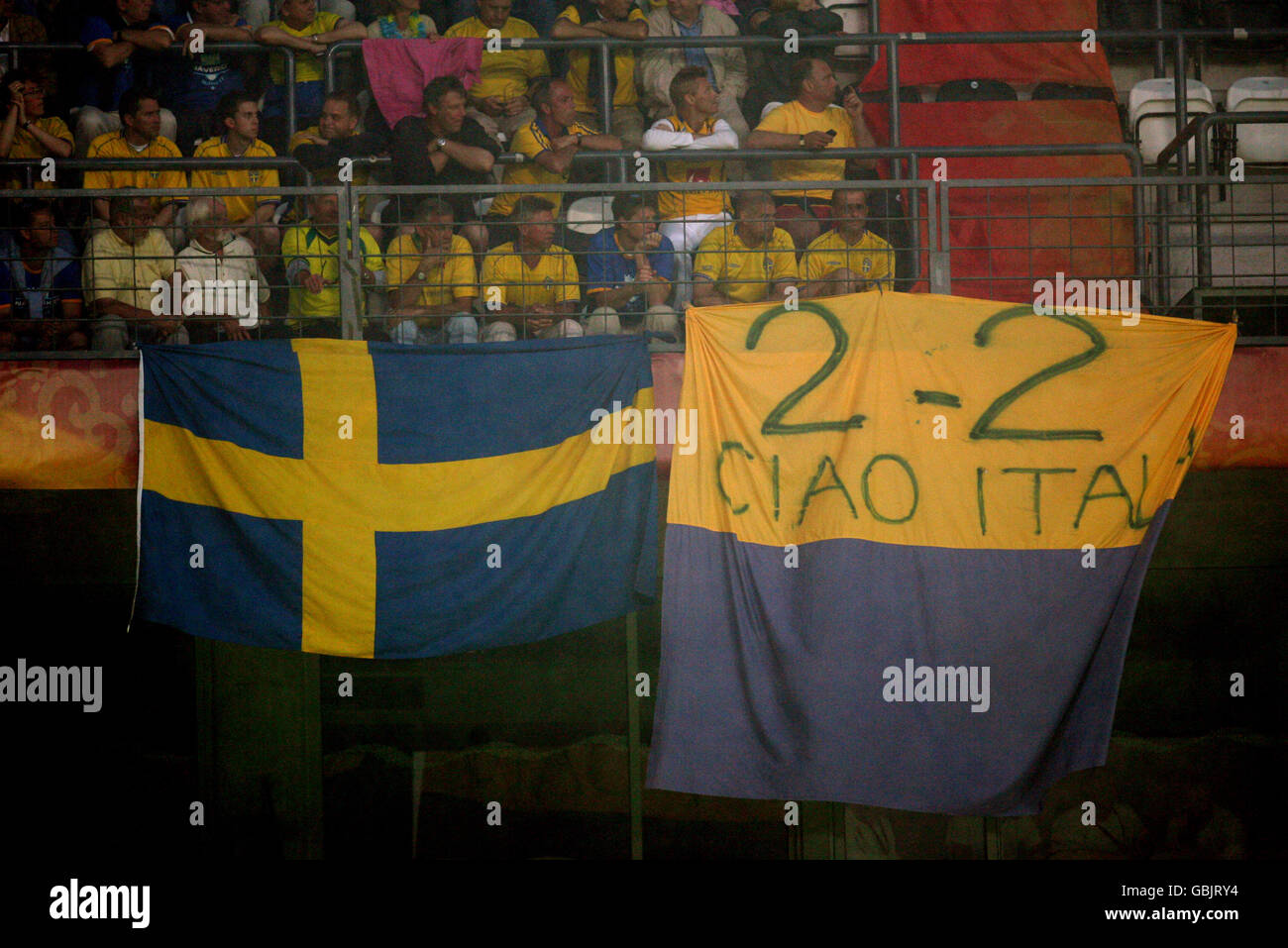 Fußball - UEFA-Europameisterschaft 2004 - Gruppe C - Dänemark - Schweden. Schweden-Fans senden eine Botschaft an die italienische Mannschaft Stockfoto