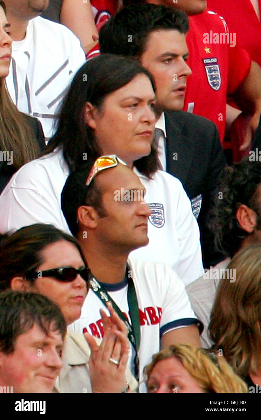 Fußball - UEFA-Europameisterschaft 2004 - Gruppe B - Kroatien gegen England. England Cricketspieler Mark Butcher genießt das Spiel Stockfoto