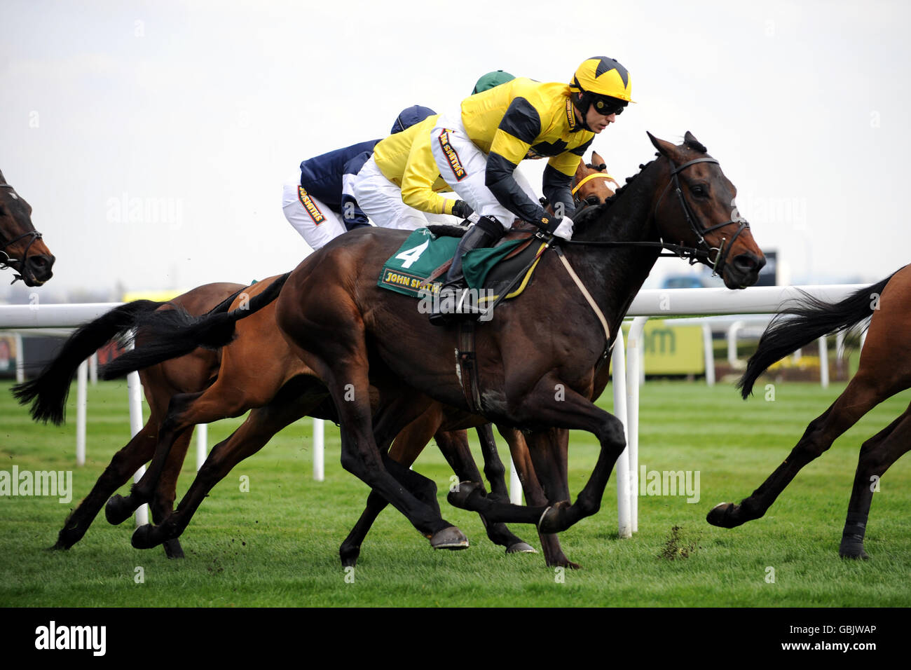 Jockey P. J. Brennan auf Pettifour während des Liverpool-Hürdenrennens von John Smith Stockfoto