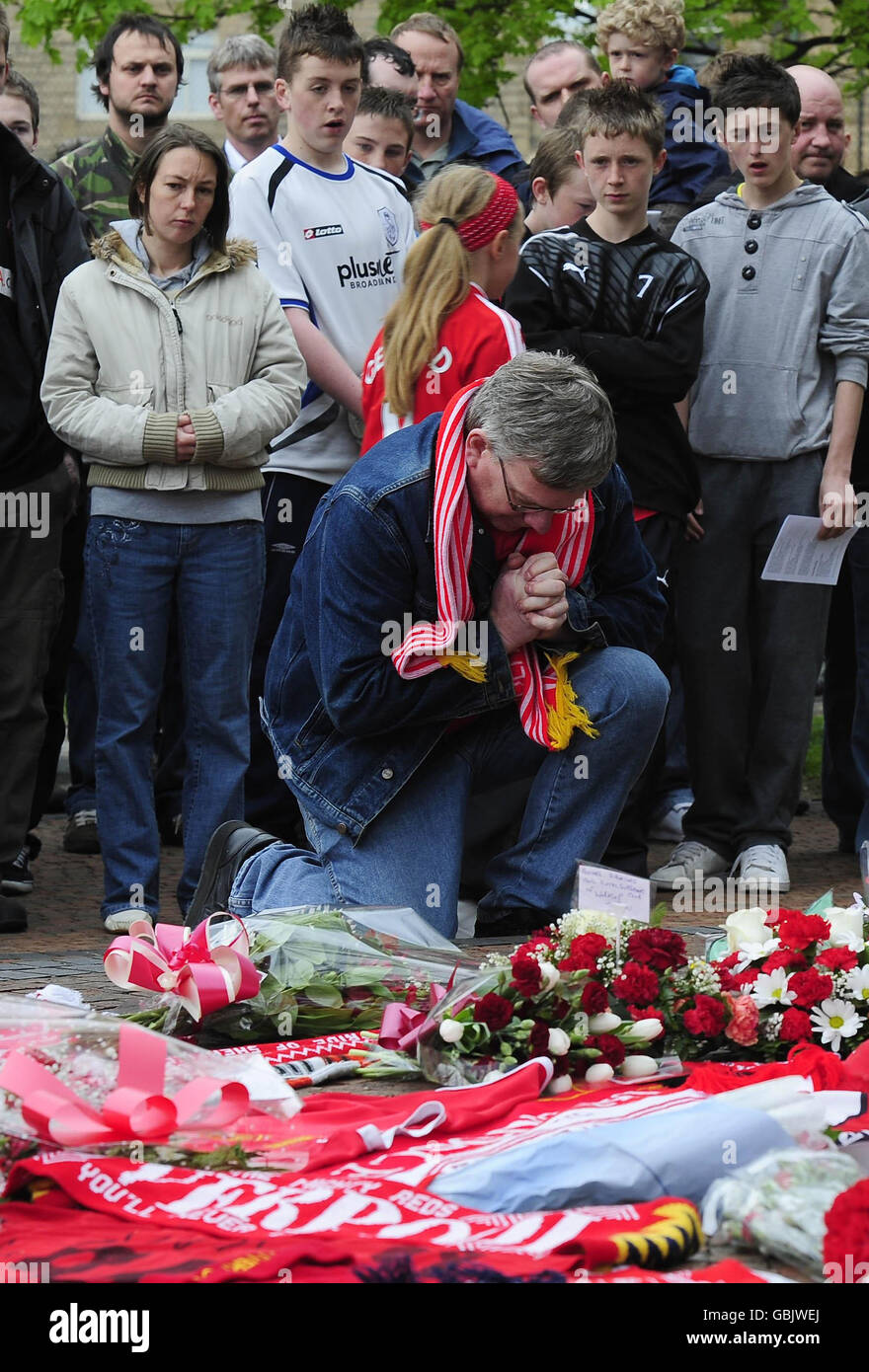 Trauernde während eines Dienstes, der heute Nachmittag im Hillsborough Memorial auf dem Sheffield Wednesday Football Ground stattfand, als Familie und Freunde am 20. Jahrestag der Hillsborough-Tragödie ihren Respekt zollen konnten, als 96 Liverpool-Anhänger beim FA Cup Halbfinale gegen Nottingham starben Wald im Sheffield Stadium.die Liverpool-Fans, die starben, nutzten diesen Eingang, um Zugang zum Boden zu erhalten. Stockfoto