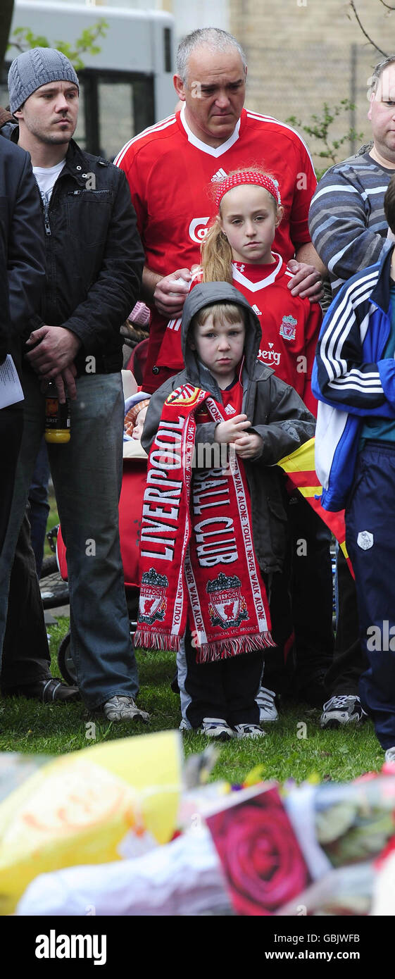 Fans zollen vor dem Sheffield Wednesday Football Ground am 20. Jahrestag der Hillsborough-Tragödie Tribut, bei der 96 Liverpool-Fans beim Halbfinale des FA Cup gegen Nottingham Forest im Sheffield Stadium starben. Stockfoto