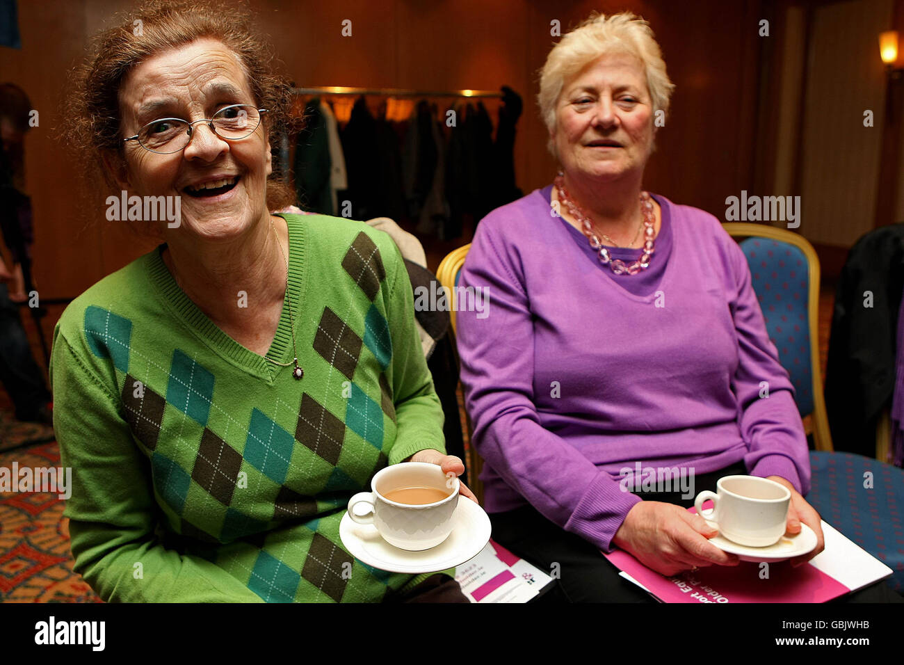 Ellen Reddin (links) und Pat Doyle von Active Living, Ballymun, im Alexander Hotel in Dublin, für die Organisation Older and Moder, die ihre landesweite Kampagne "vor der Haustür" startet. Stockfoto