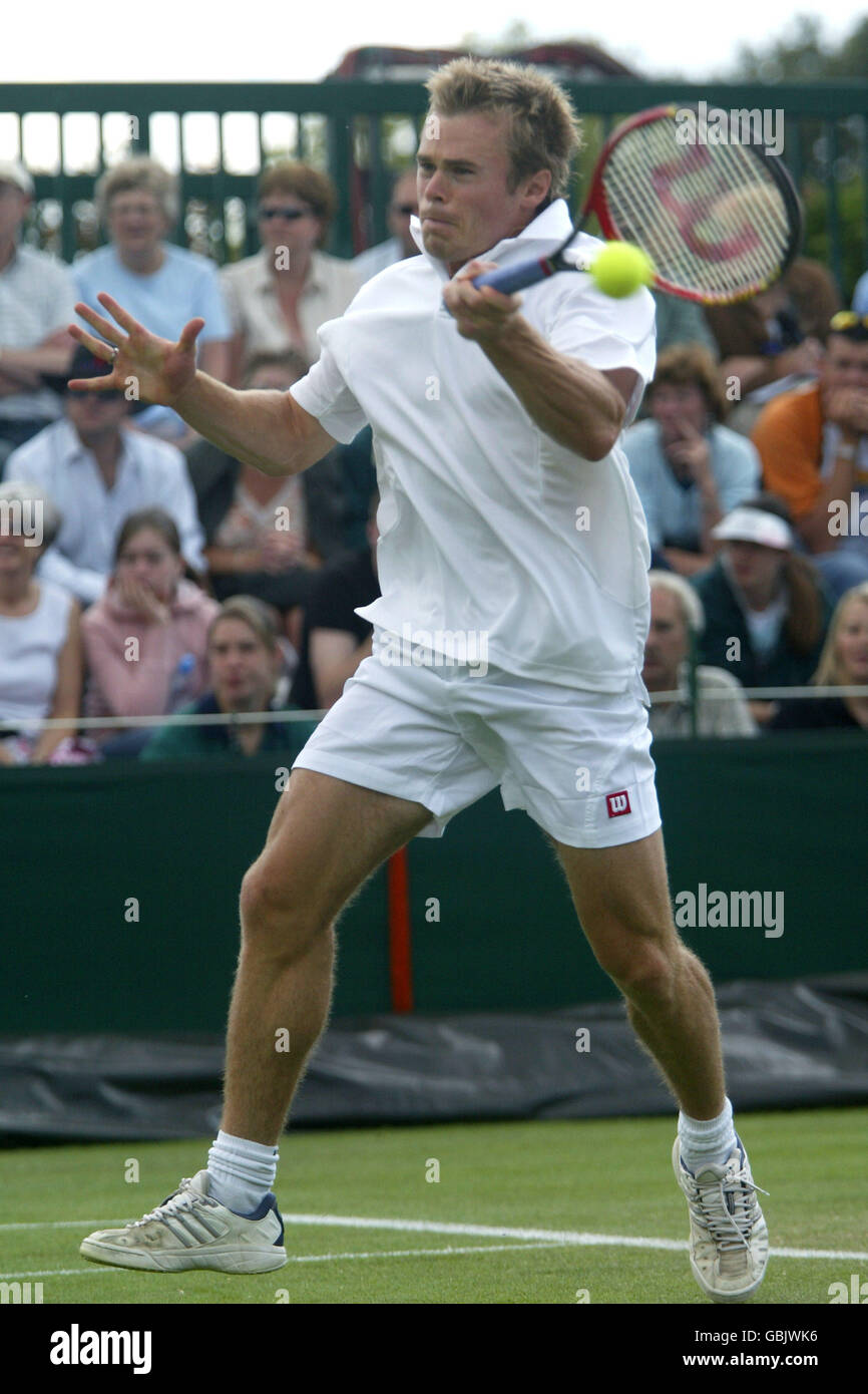 Tennis - Wimbledon 2004 - zweite Runde - Mark Hilton / Dominik Hrbaty. Mark Hilton spielt eine Vorhand auf dem Weg zur Niederlage gegen Dominik Hrbaty Stockfoto