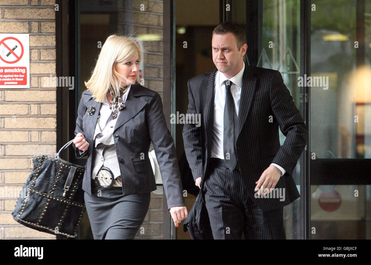 Paul und Laura Page verlassen das Southwark Crown Court. Der ehemalige königliche Schutzbeamte und seine Frau werden heute wegen Betrug, Einschüchterung und Drohungen zum Töten vor Gericht gestellt. Stockfoto