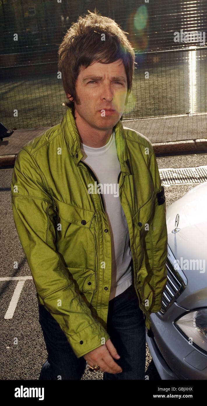 Noel Gallagher kommt in den Talksport-Radiostudios in London an, um eine Show mit Russell Brand aufzunehmen. Die Radio-Show wird Brands First sein, seit er letztes Jahr seine Radio-2-Show verließ, nachdem er Nachrichten auf dem Anrufbeantworter des Schauspielers Andrew Sachs hinterlassen hatte. Stockfoto