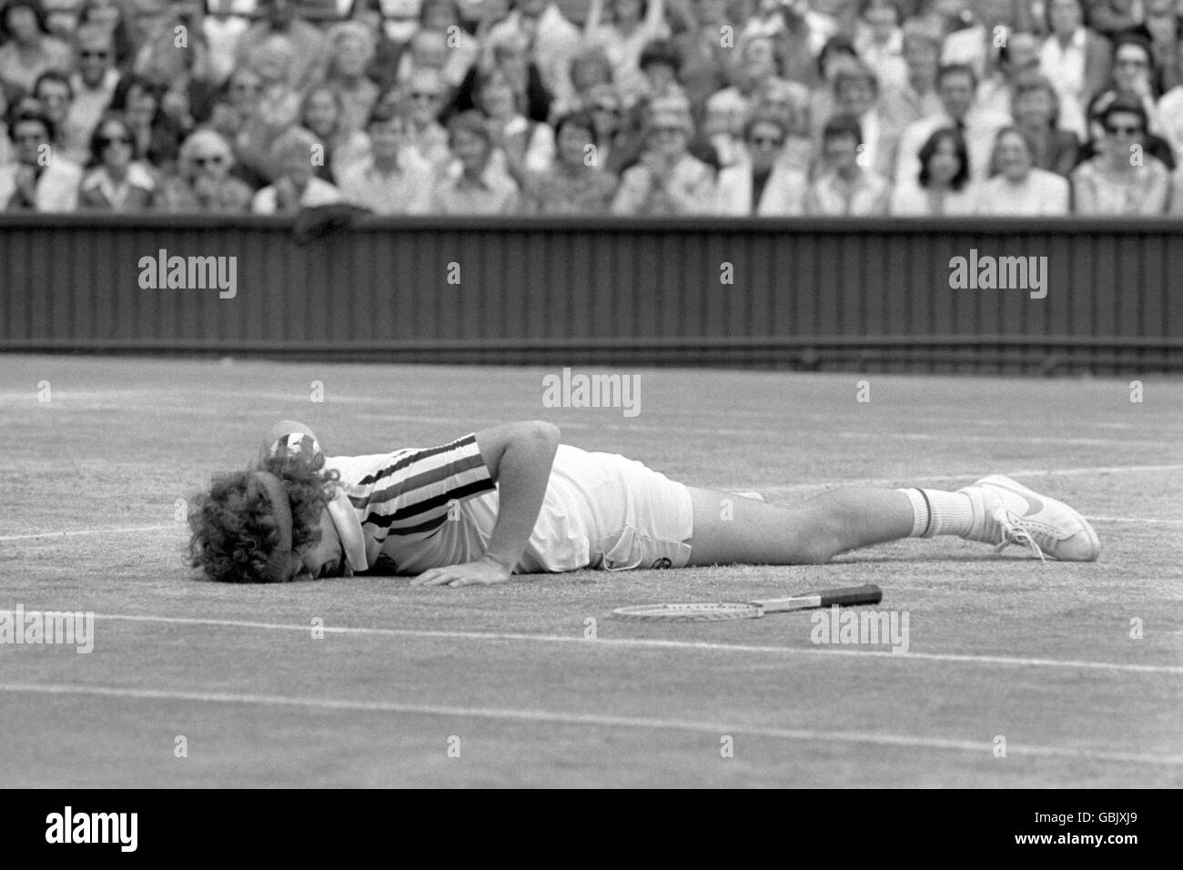 John McEnroe liegt nach dem Scheitern auf dem Center Court Um den Ball zu erreichen Stockfoto