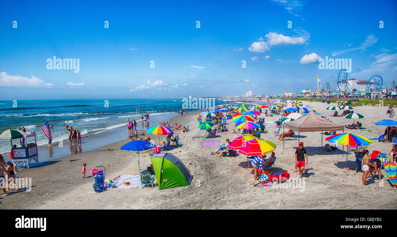 Ocean City, NJ - 6. Juli 2016-Urlauber genießen die Sonne und Sand auf Ocean City Promenade und dem Strand. Stockfoto