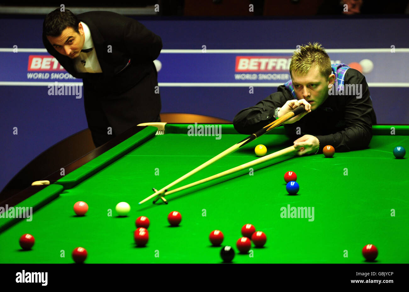 Der nordirische Mark Allen im Einsatz gegen den englischen Martin Gould während der Snookerweltmeisterschaft Betfred.com im Crucible Theatre, Sheffield. Stockfoto