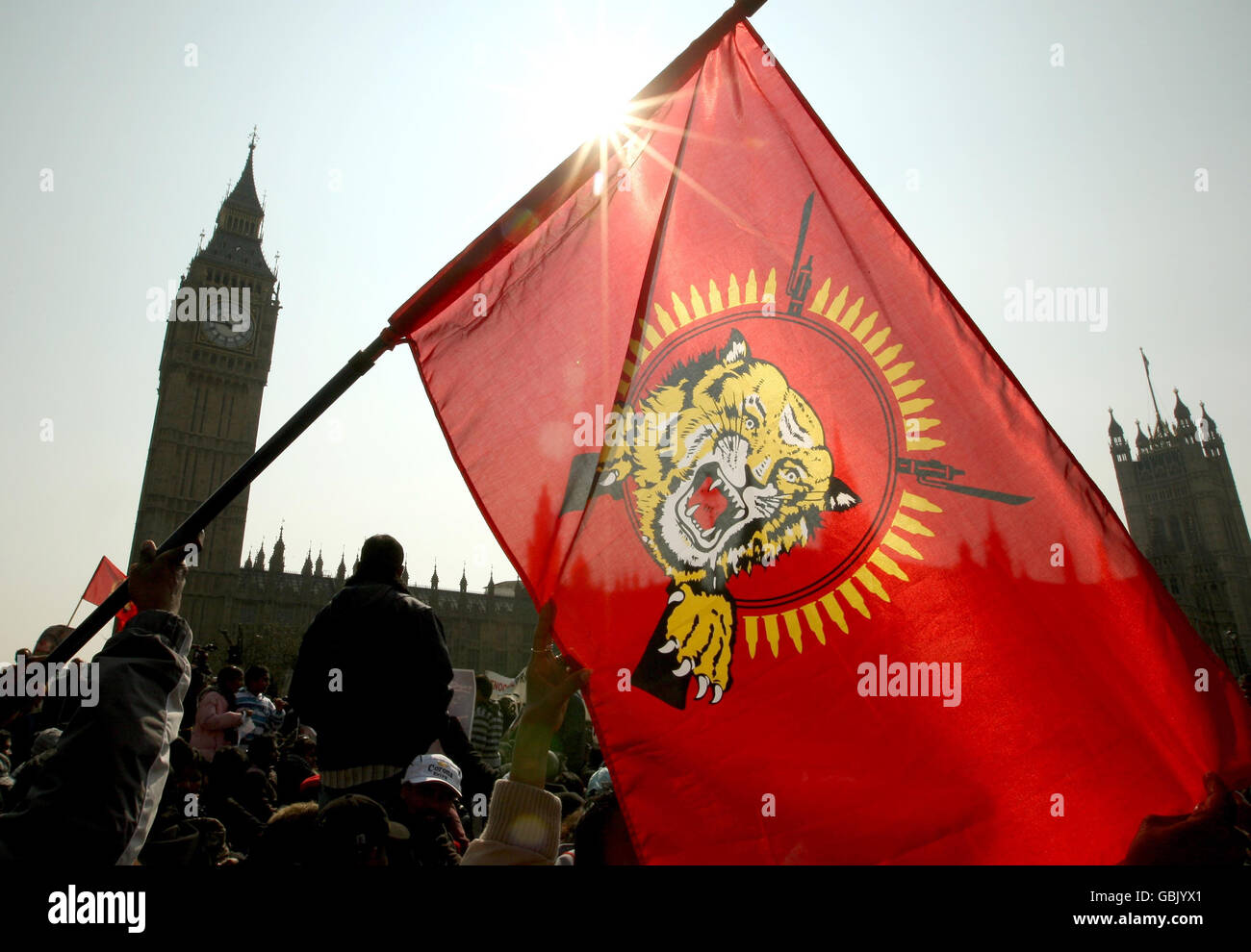 Mehr als 2,500 tamilische Demonstranten blockieren die Straße vor dem Parlament, während sie einen Sitzprotest abhalten, um einen Waffenstillstand in Sri Lanka zu fordern. Stockfoto