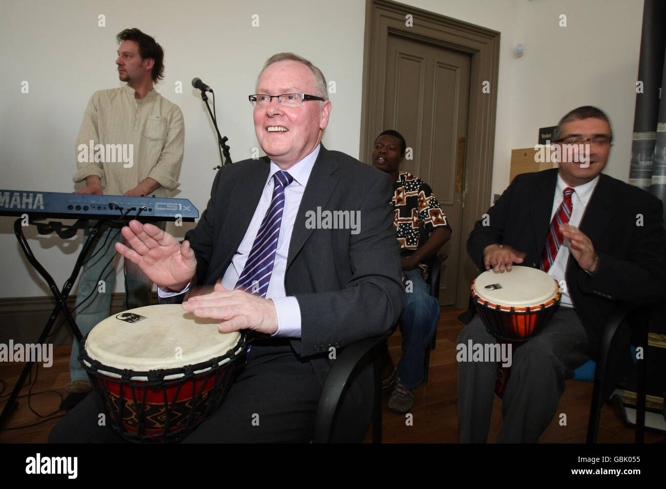 Tony McCusker (links), Vorsitzender des Community Relations council (CRC), bei einem neuen Finanzierungsstart in Belfast. Stockfoto