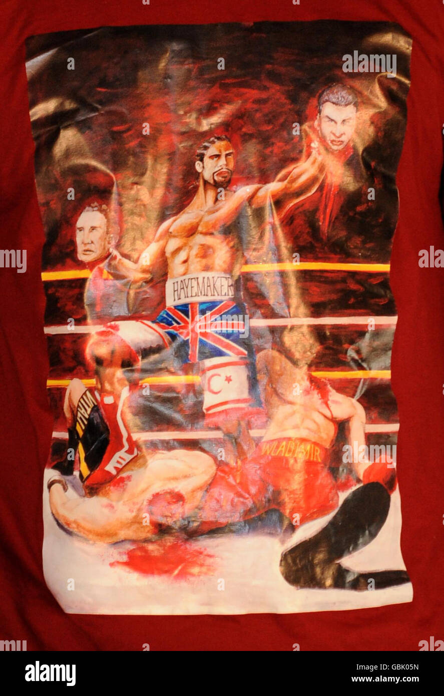 David Haye trägt ein T-Shirt, in dem er während einer Pressekonferenz im  Krankenhaus, Covent Garden, London, die ukrainischen Boxbrüder Wladimir und  Vitali Klitschko enthauptete Stockfotografie - Alamy