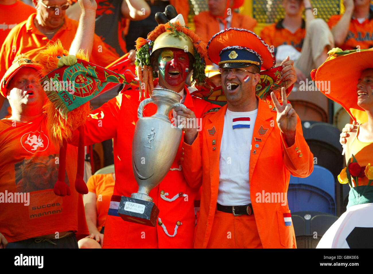 Fußball - UEFA-Europameisterschaft 2004 - Halbfinale - Portugal gegen Holland. Holland-Fans vor dem Start Stockfoto