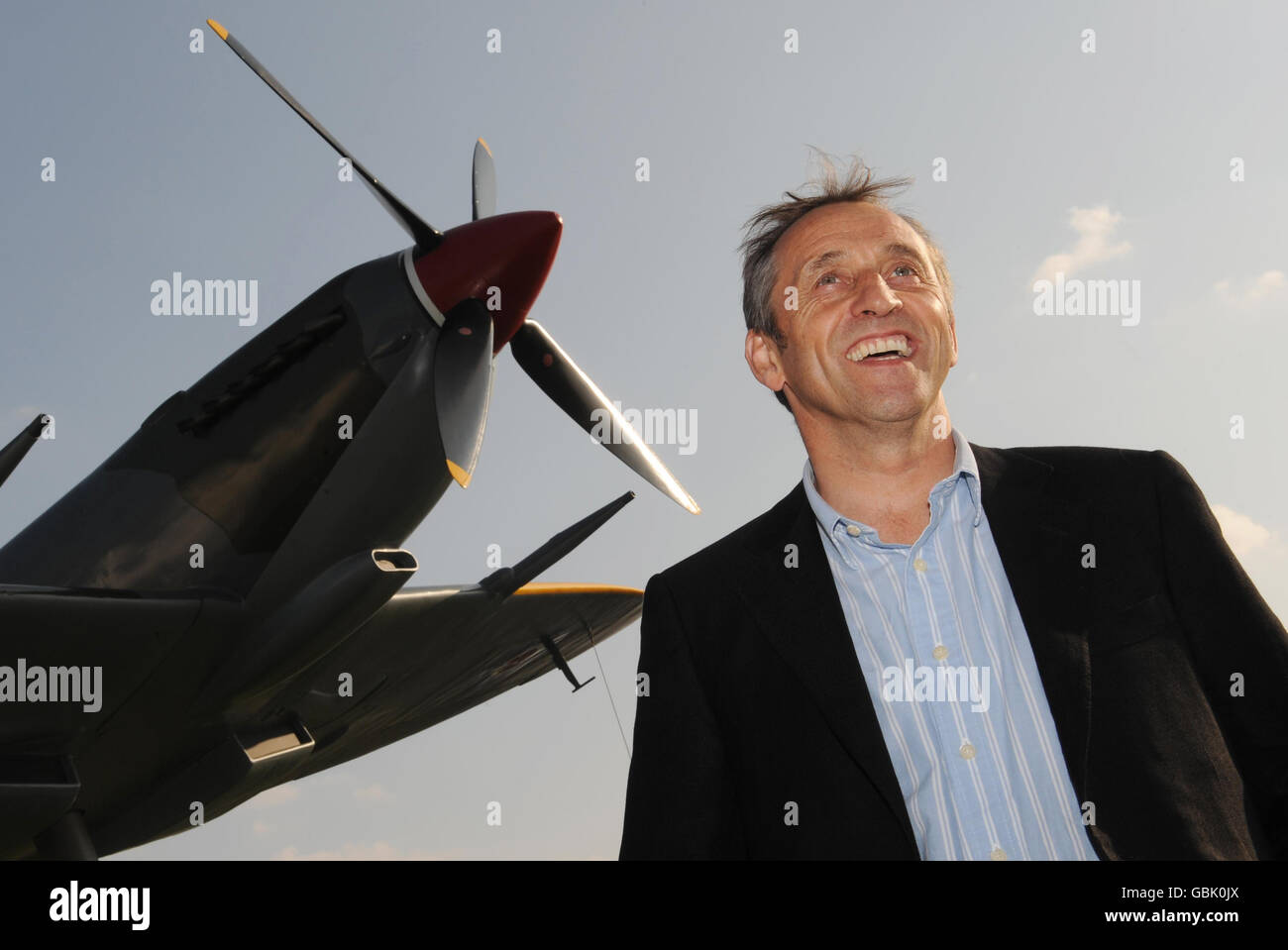 Spitfire zum Verkauf. Steve Brooks steht neben einer Spitfire, ähnlich der, die er gerade bei einer Auktion für 1.78 Millionen gekauft hat. Stockfoto