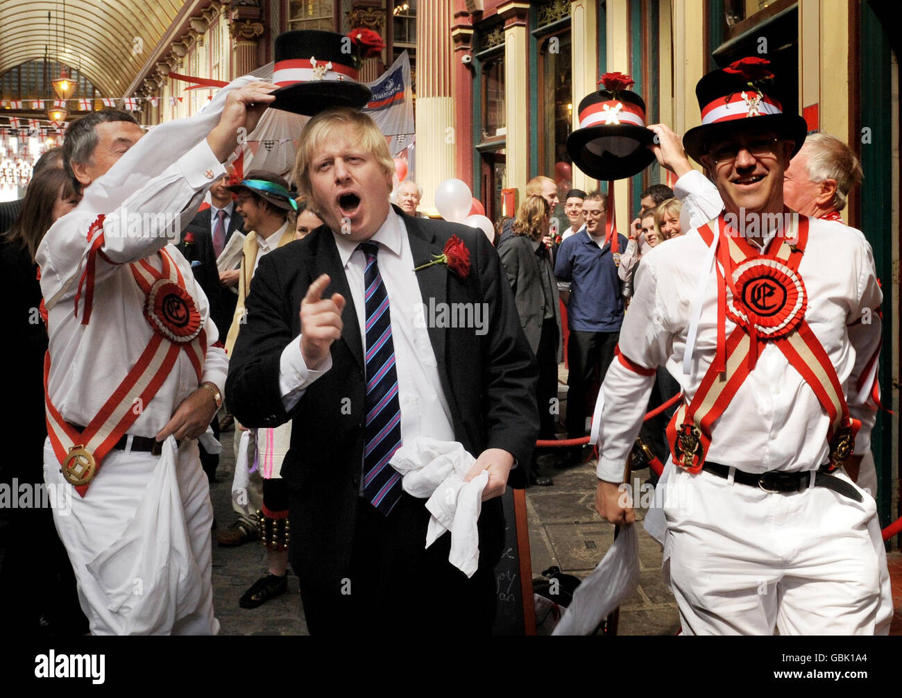 Der Londoner Bürgermeister Boris Johnson (2. Links) feiert heute den St. Georges Day auf dem Leadenhall Market in der City of London, wo er ein Festival englischer Speisen und Getränke sah. Stockfoto