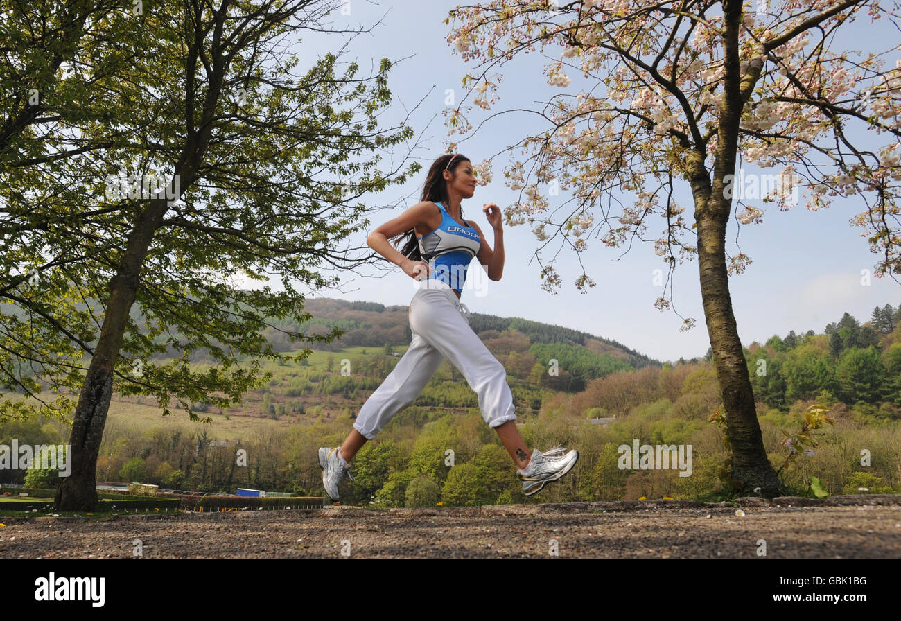 Boxer Joe Calzaghe's langjähriger Partner Jo - Emma Larvin, 28, während des Trainings für den London Marathon in Abercarn, Wales. Stockfoto