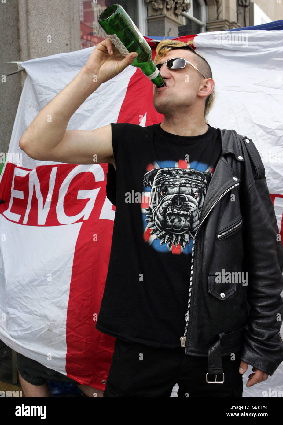 Thomas Adomavicius feiert den St. George's Day in der Camden High Street, London. Stockfoto