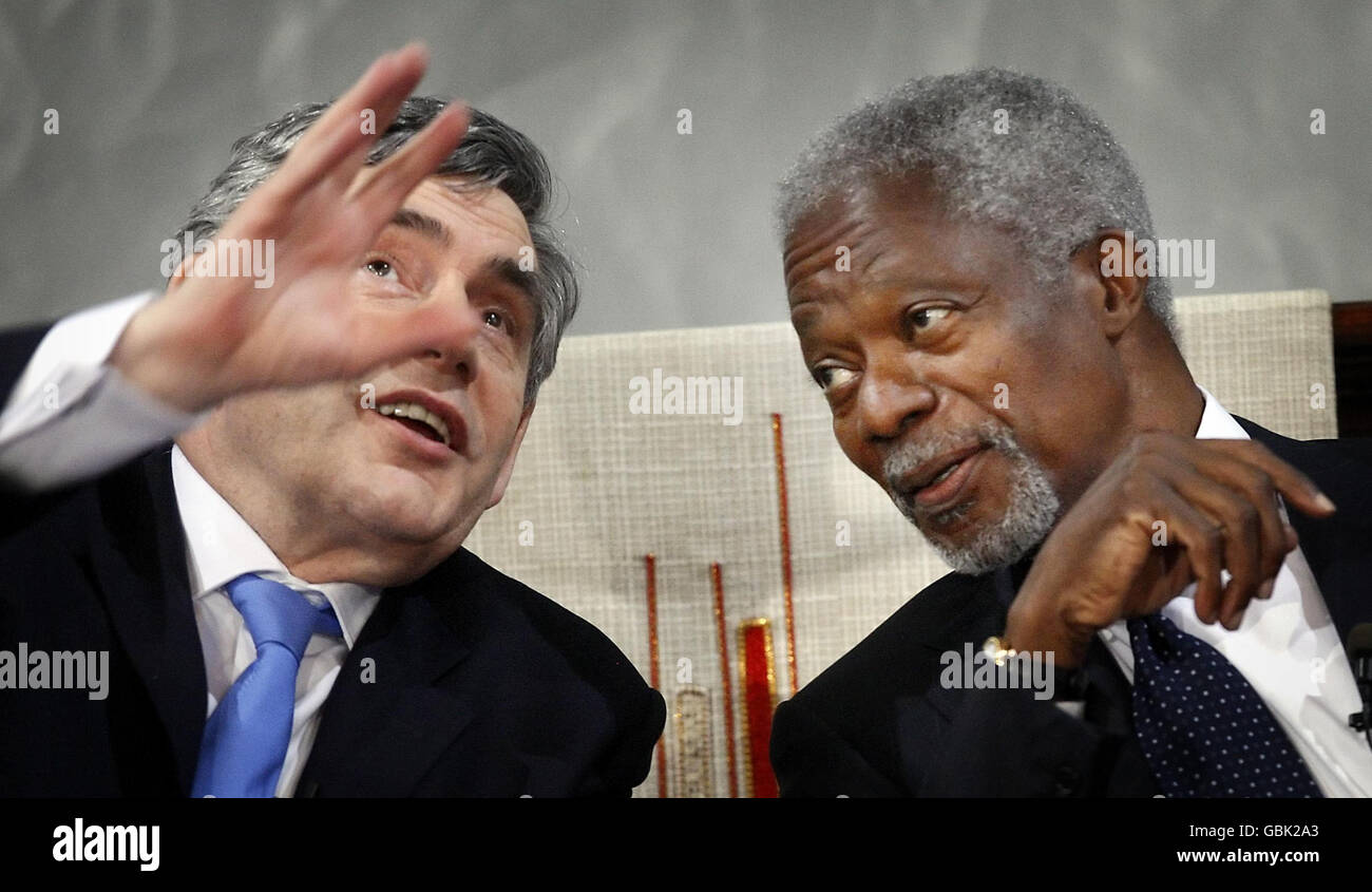 Premierminister Gordon Brown und der ehemalige Generalsekretär der Vereinten Nationen Kofi Annan vor einer Rede von Kofi Annan, in der die afrikanische Perspektive der Wirtschaftskrise untersucht wurde. Stockfoto