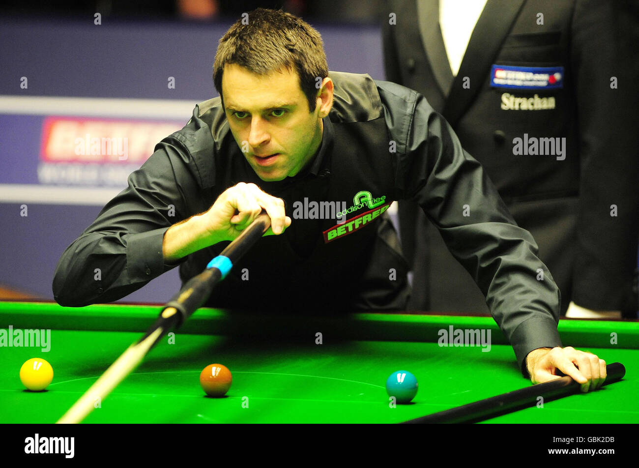 Ronnie O'Sullivan im Einsatz gegen Mark Allen während der Snookerweltmeisterschaft Betfred.com im Crucible Theatre, Sheffield. Stockfoto