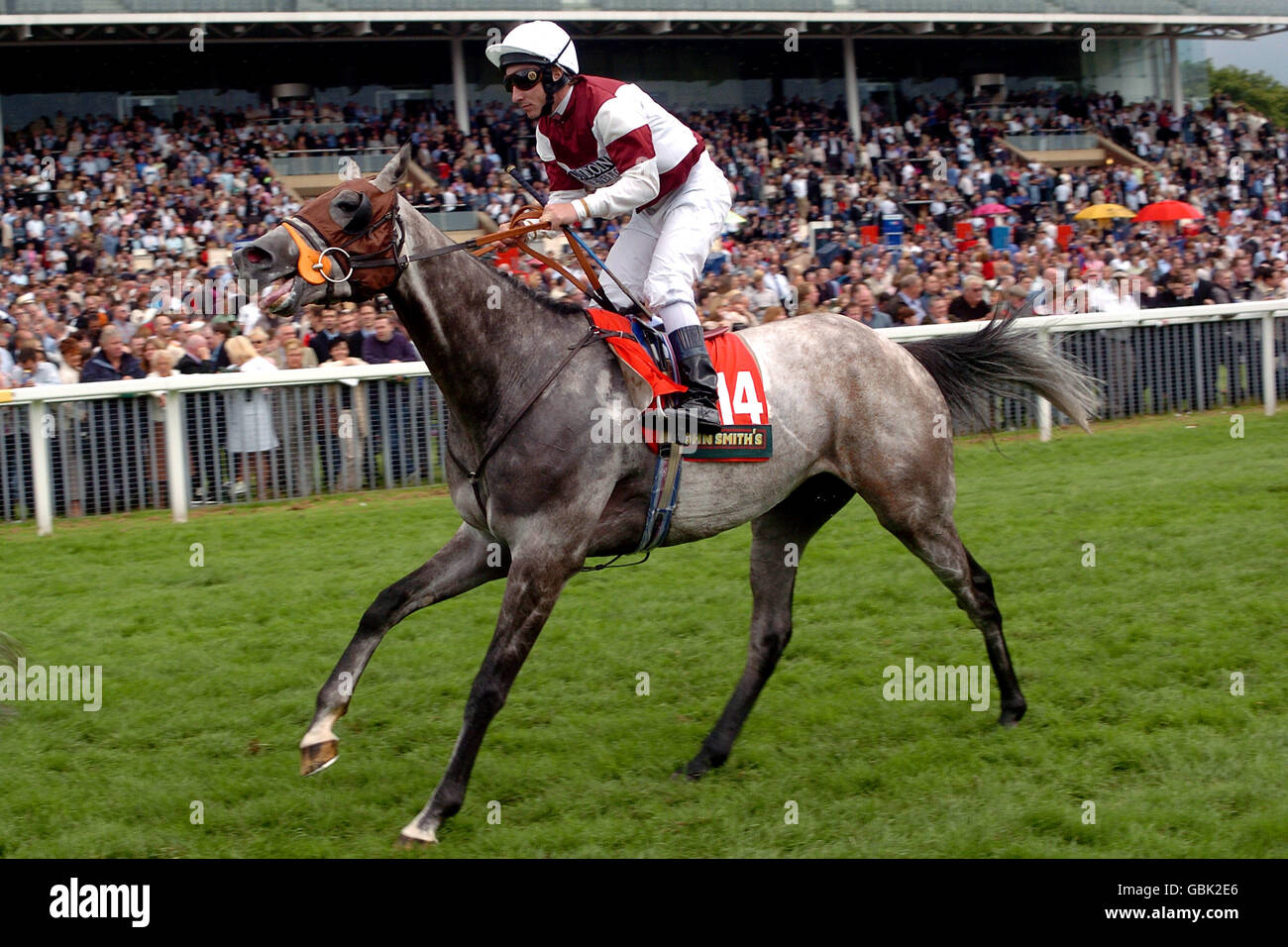 Jockey Sam Sanders postet auf Coat of Honor Im 45. John Smith's Cup (Heritage Handicap) Stockfoto