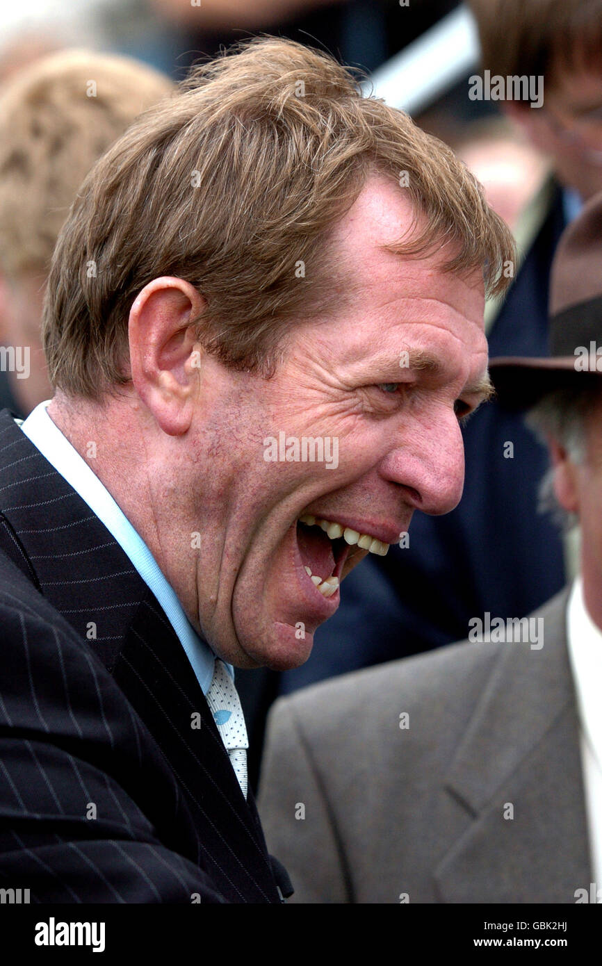 Pferderennen, York Races. Channel Four Racing Moderator Derek Thompson Stockfoto