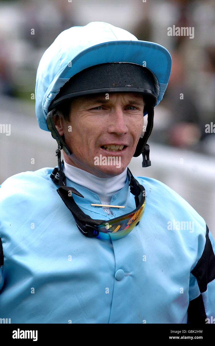 Jockey Phillip Robinson vor seiner Fahrt auf Red Fort Im 45. John Smith's Cup (Heritage Handicap) Stockfoto