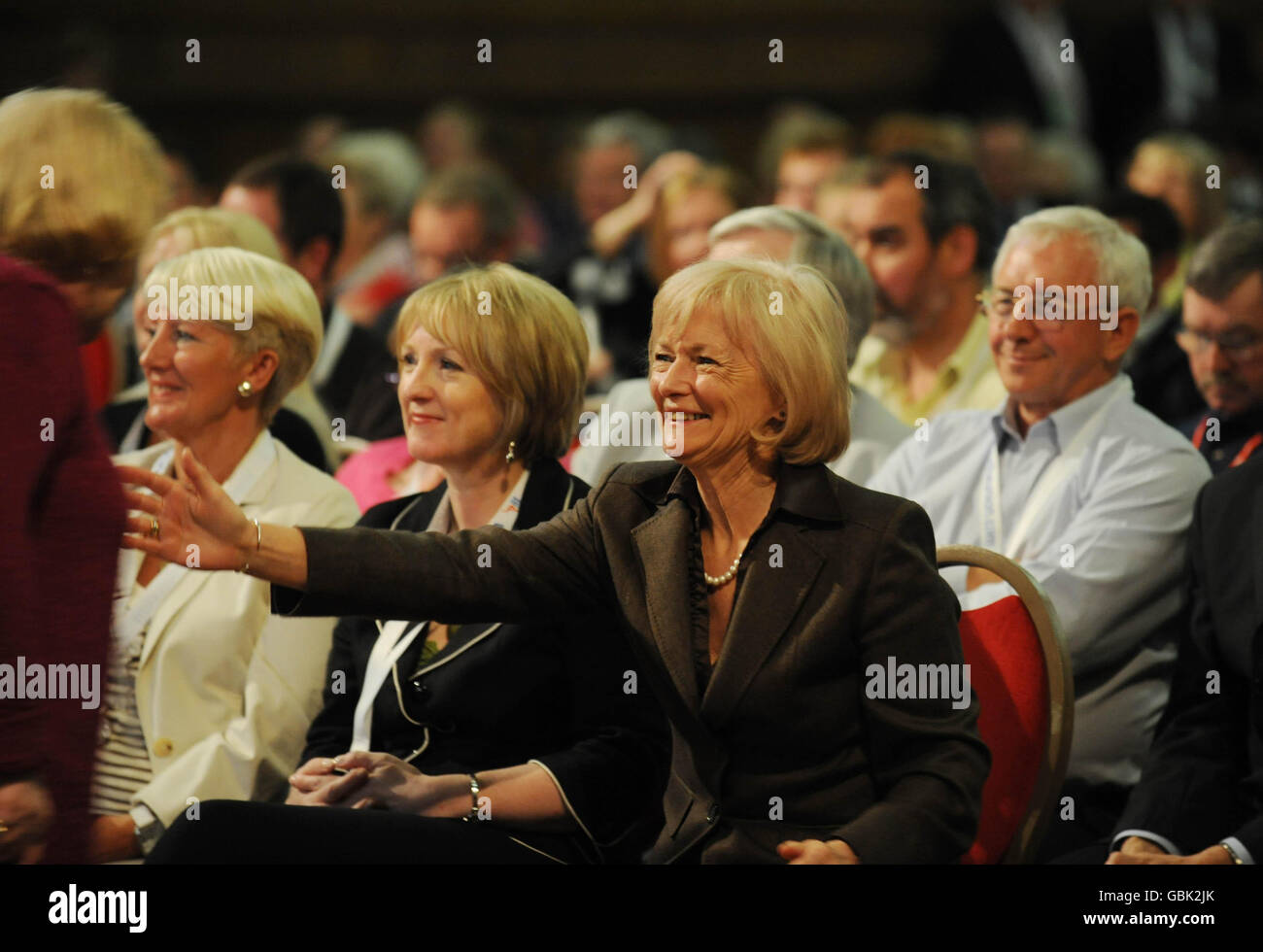 Lady Glenys Kinnock, Ehefrau des ehemaligen Labour-Führers Neil Kinnock, würdigt die stellvertretende Labour-Führerin Harriet Harman nach ihrer Rede vor der walisischen Arbeiterkonferenz in Swansea. Stockfoto