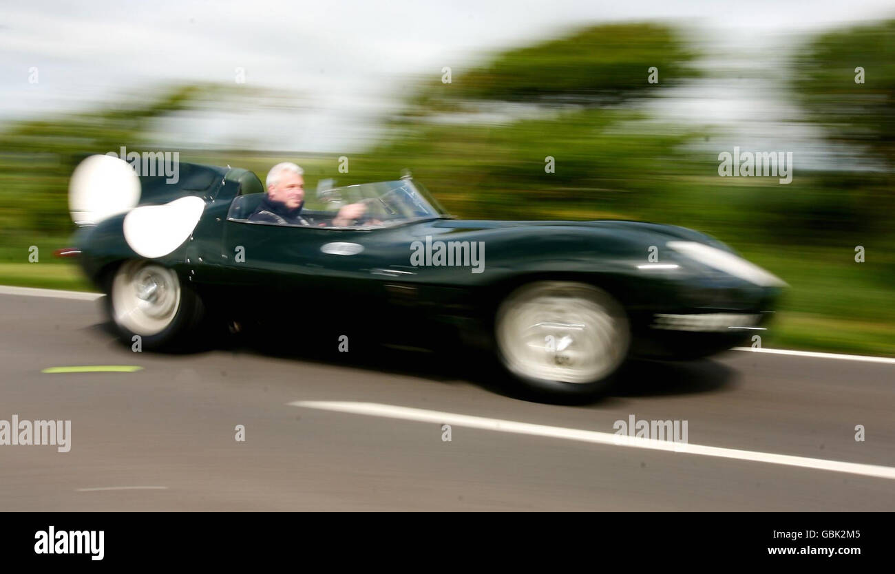 Ein seltener Jaguar D-Typ, der von Motorsportlegende Mike Hawthorn gefahren wurde, macht eine spezielle Probefahrt in der Nähe von Eastbourne in Sussex, um die Eröffnung eines privaten Museums zu markieren, das dem berühmten Fahrer gewidmet ist, der vor 50 Jahren starb. Stockfoto