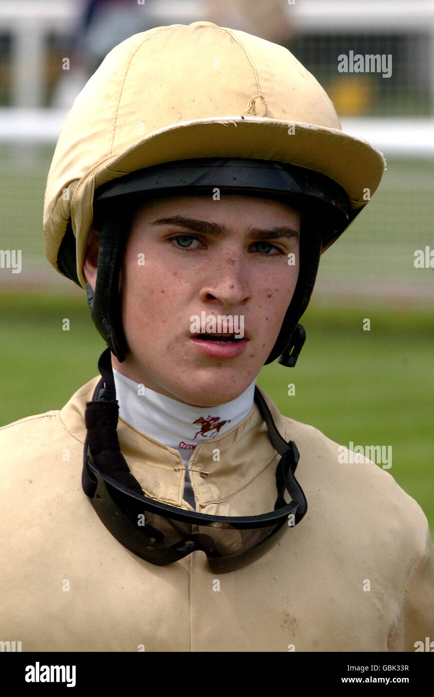 Jockey Nicky Mackay vor seiner Fahrt auf Blue Marble In den „Ave it“-Stakes von John Smith (Nursery Handicap) Stockfoto