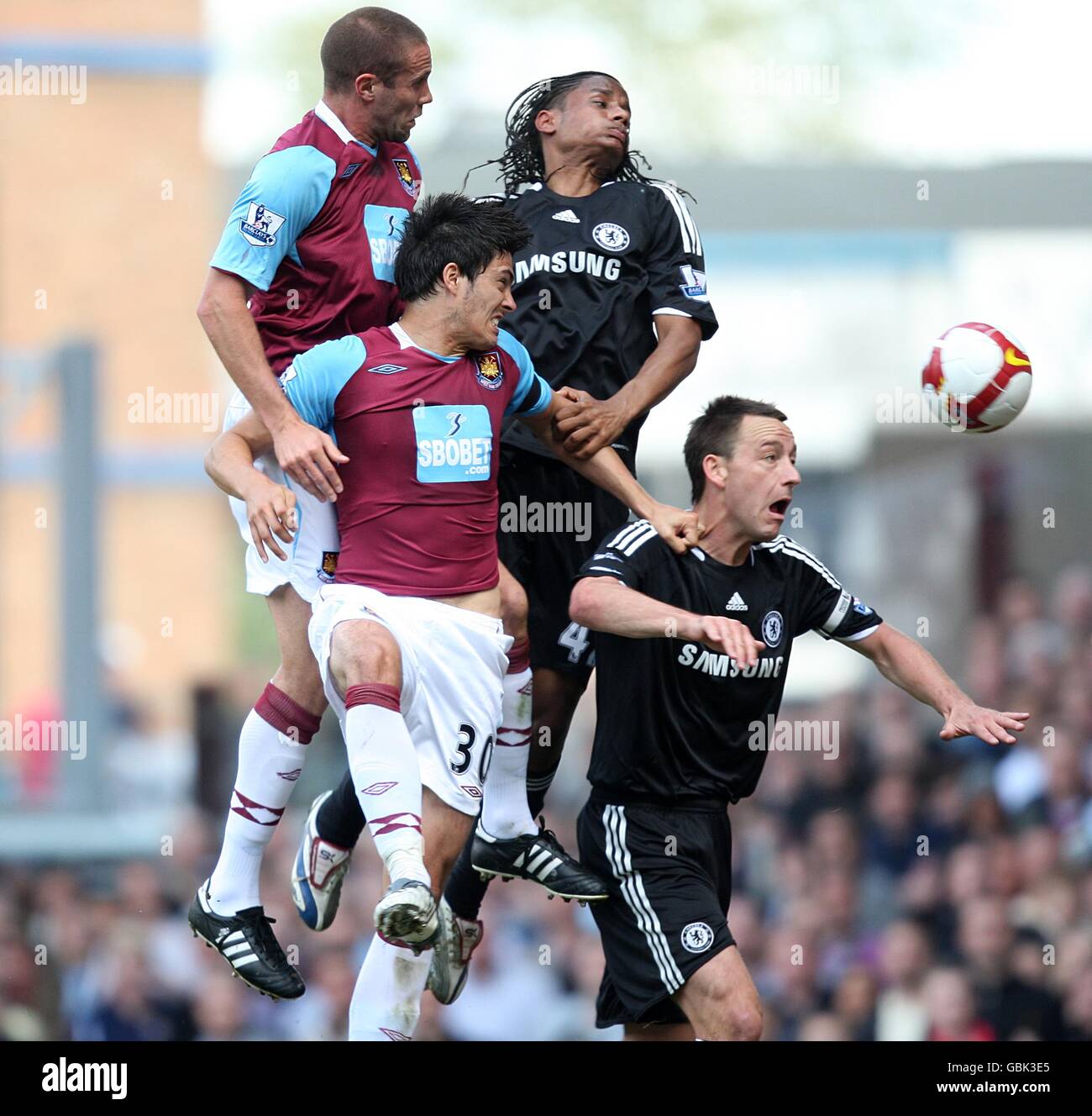 Chelsea's Michael Mancienne und John Terry (unten rechts) Und James Tomkins von West Ham United (links unten) Und Matthew Upson (oben links) Kampf um den Ball in der Luft Stockfoto
