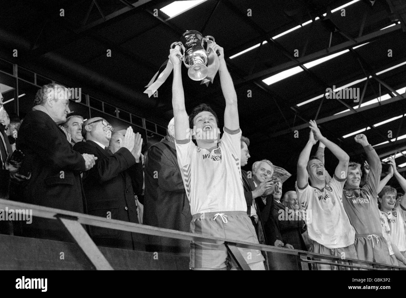 (L-R) der Kapitän von Norwich City, Dave Watson, hebt den Milk Cup nach dem Sieg seines Teams im Jahr 1-0 an, während die Teamkollegen John Deehan, Chris Woods und Peter Mendham feiern Stockfoto